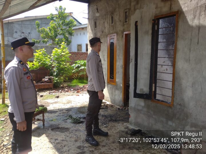 Polsek Lubuklinggau Timur Bersama Warga dan Tim Pemadam Saling Bergotong-Royong Memadamkan Api Rumah di Jalan Nansuko