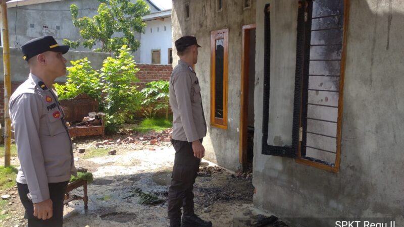 Polsek Lubuklinggau Timur Bersama Warga dan Tim Pemadam Saling Bergotong-Royong Memadamkan Api Rumah di Jalan Nansuko