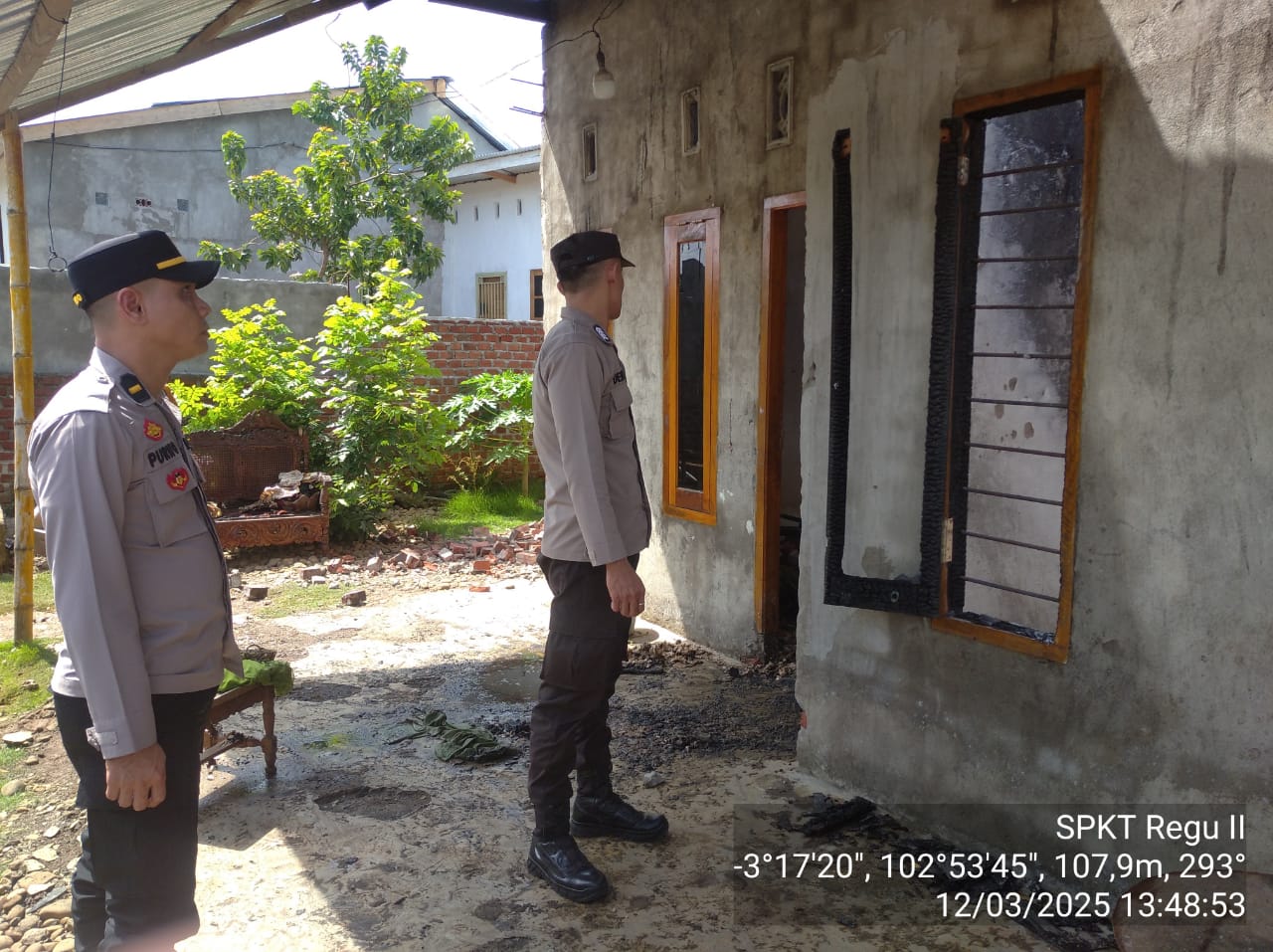 Polsek Lubuklinggau Timur Bersama Warga dan Tim Pemadam Saling Bergotong-Royong Memadamkan Api Rumah di Jalan Nansuko