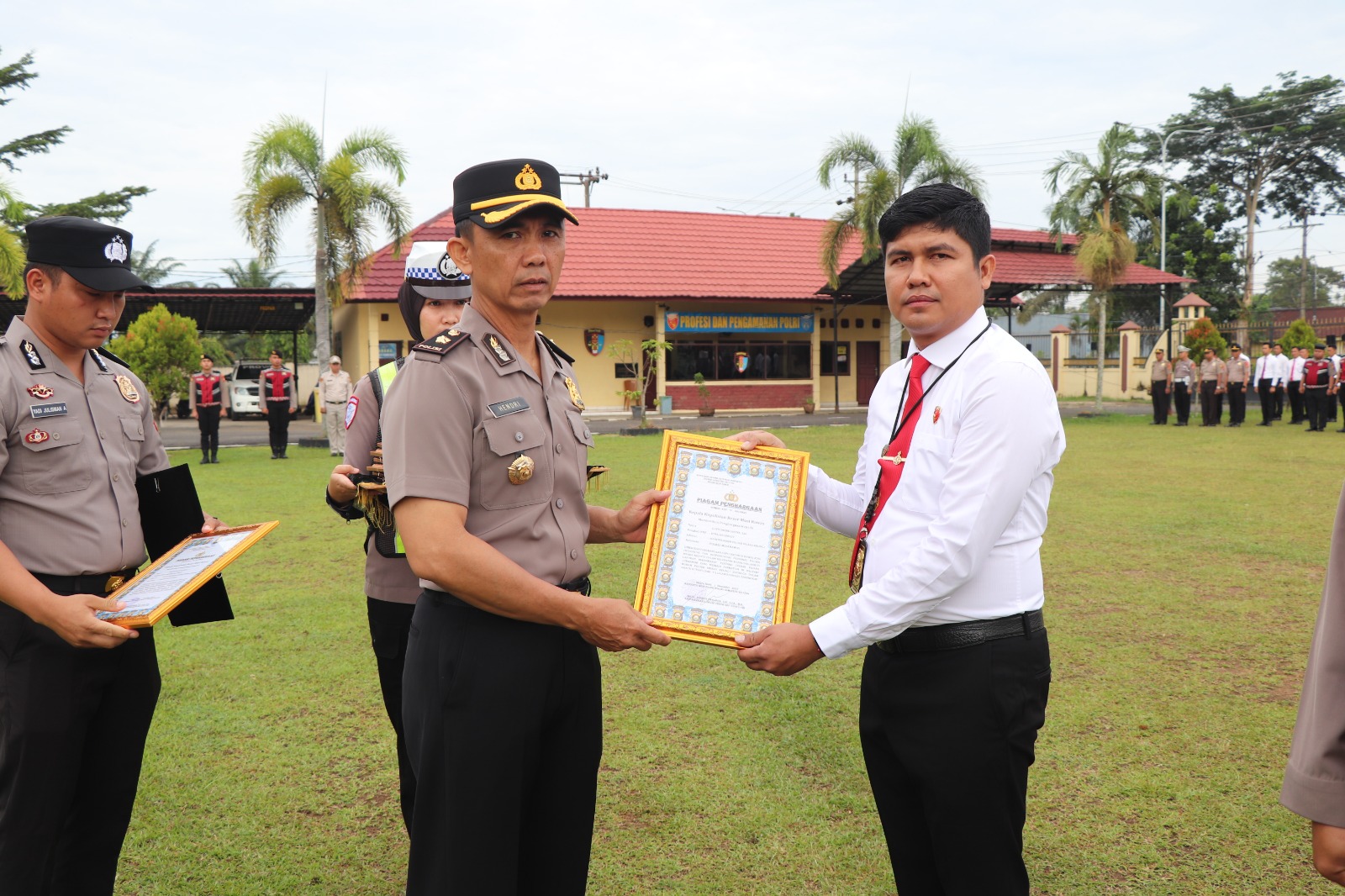 Kapolres Musi Rawas Berikan Penghargaan ke Delapan Personel Polsek Muara Kelingi  ,Berhasil Ungkap Perkara Curanmor Dari 1X24 Jam Menjadi Perhatian Publik