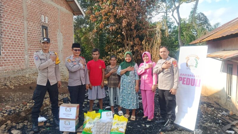 Ringankan Beban Warga, Polsek Jayaloka Polres Musi Rawas Salurkan Bantuan Kepada Korban Kebakaran di Kelurahan Marga Tunggal
