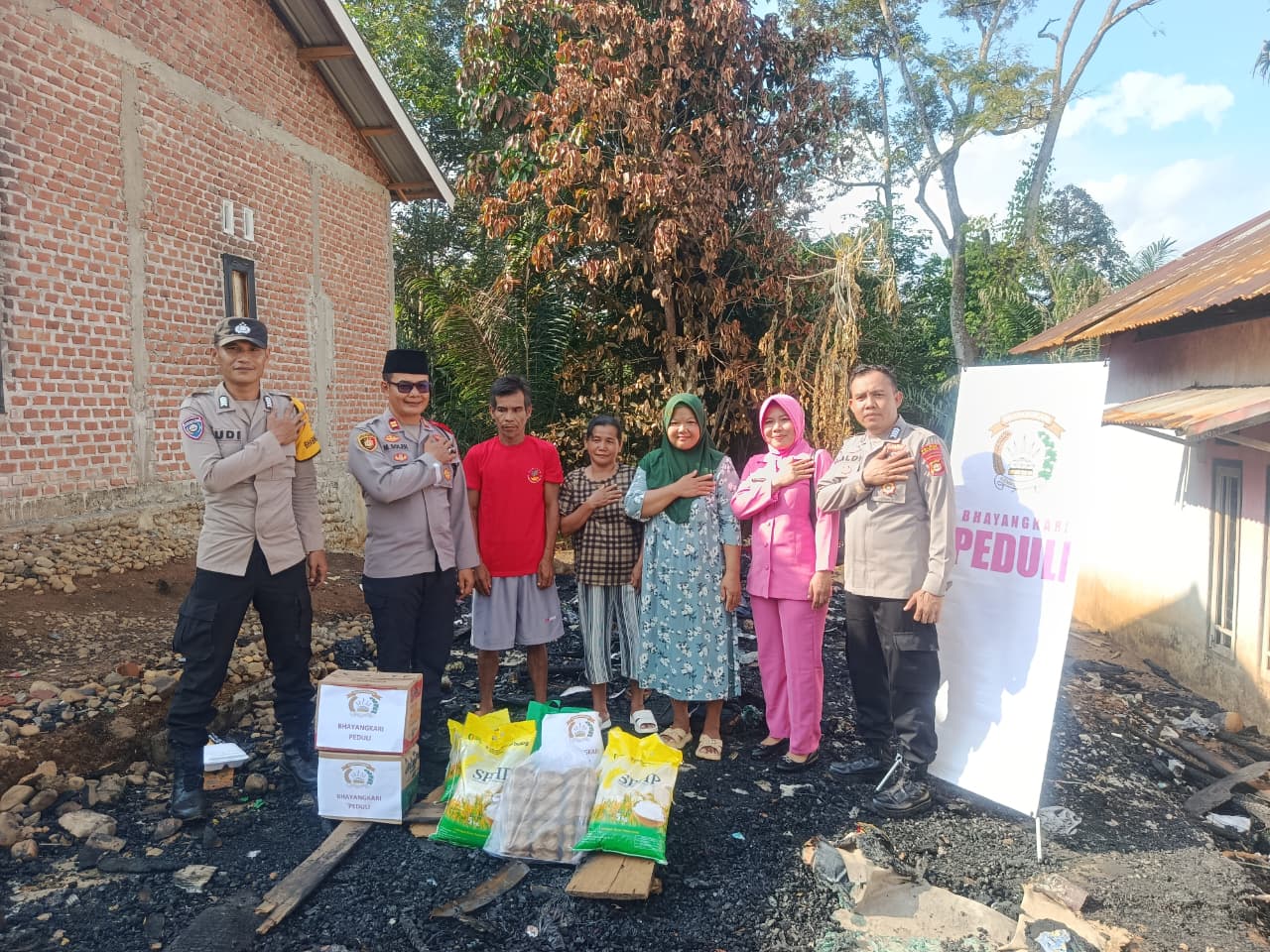 Ringankan Beban Warga, Polsek Jayaloka Polres Musi Rawas Salurkan Bantuan Kepada Korban Kebakaran di Kelurahan Marga Tunggal