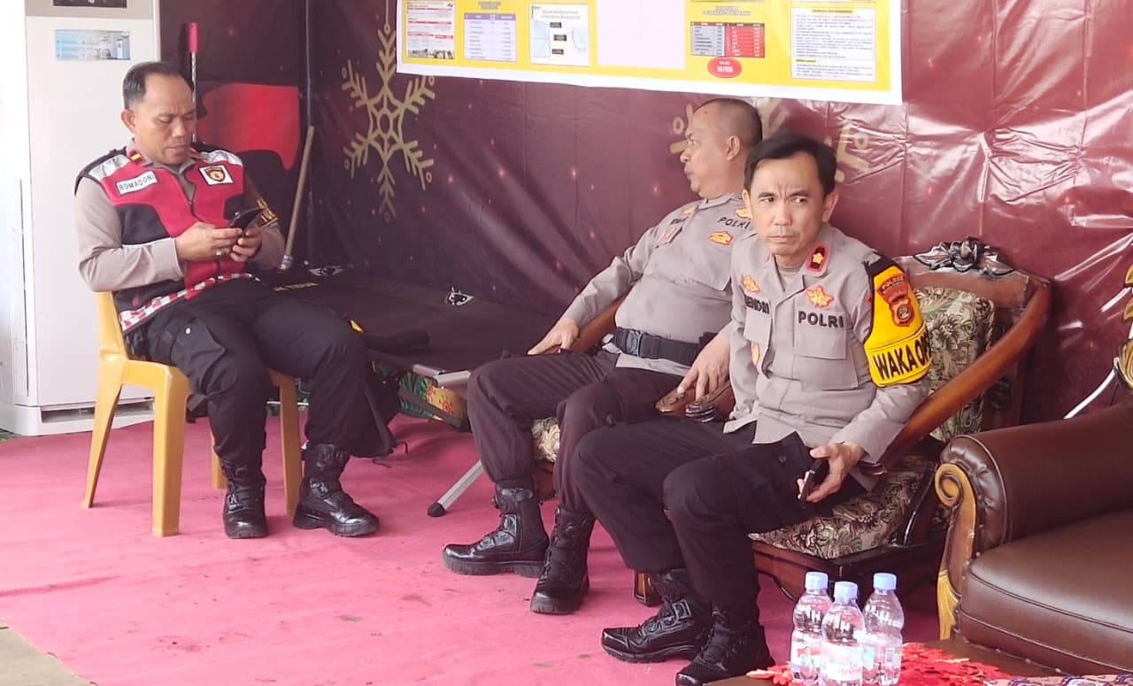 Sukseskan Operasi Lilin Musi 2025, Wakapolres Musi Rawas Lakukan Pengecekan Pos Pengamanan dan Tinjau Keamanan Gereja Santa Maria di Desa G1 Mataram