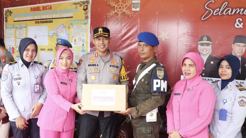 Bentuk Perhatian Terhadap Personel di Pelaksanaan Operasi Lilin Musi 2025, Kapolres Musi Rawas Didampingi Ketua Bhayangkari Cek Pos Pam dan Berikan Tali Asih