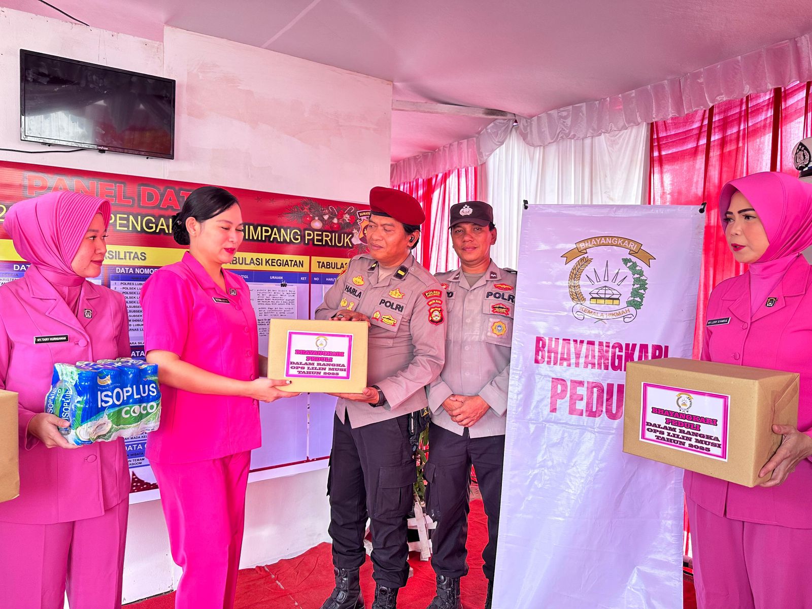Kapolres Lubuk Linggau didampingi Ketua Bhayangkari Cabang Lubuk Linggau  Melakukan Peninjauan ke Sejumlah Pos, Pengamanan Nataru