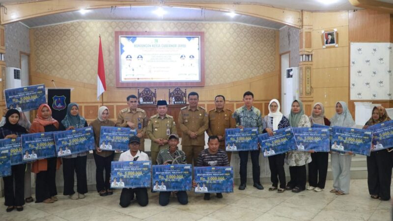 Wabup Katamso Dampingi Gubernur Jambi Serahkan Bantuan ke Warga Tanjab Barat, Pulihkan Ekonomi dan Perumahan Warga Terdampak