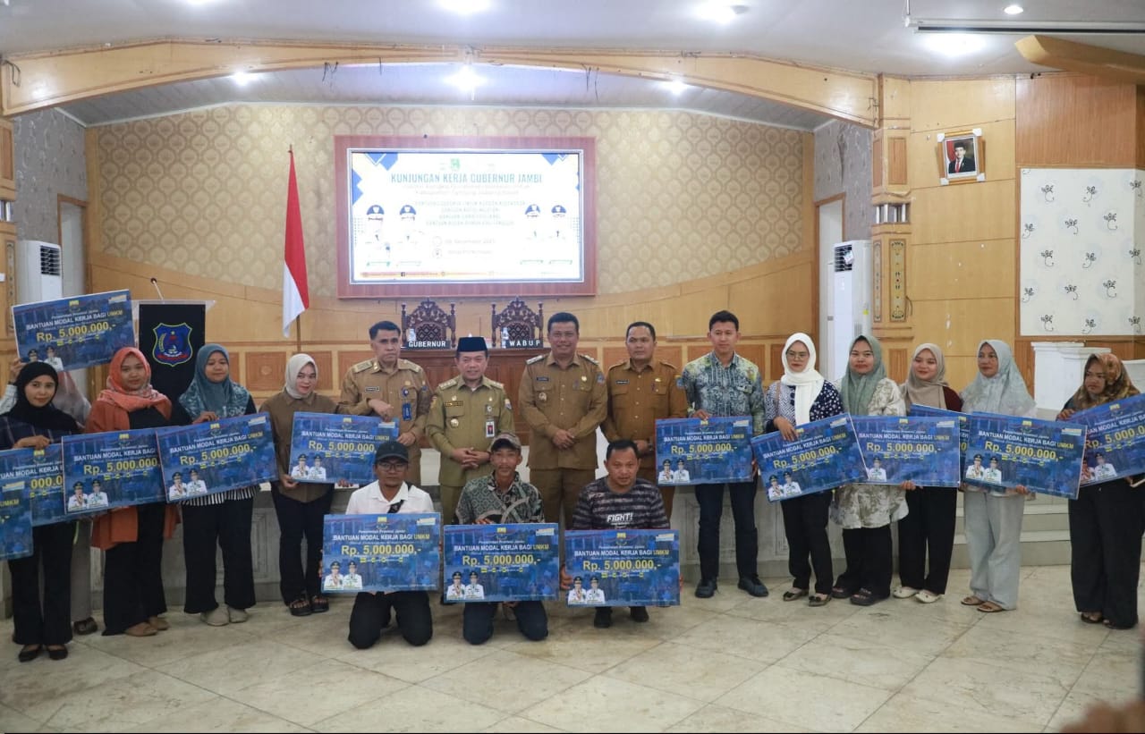 Wabup Katamso Dampingi Gubernur Jambi Serahkan Bantuan ke Warga Tanjab Barat, Pulihkan Ekonomi dan Perumahan Warga Terdampak