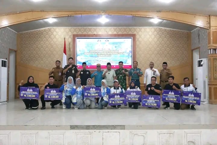 Bupati Anwar Sadat Beri Bonus untuk Atlet dan Pelatih Berprestasi Tanjab Barat