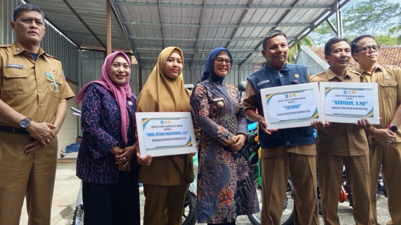 Bupati Pangandaran Serahkan Bantuan Berupa ALSINTAN Kepada Kelompok Tani Dan Kendaraan Operasional R2 Untuk 3 Penyuluh Berprestasi