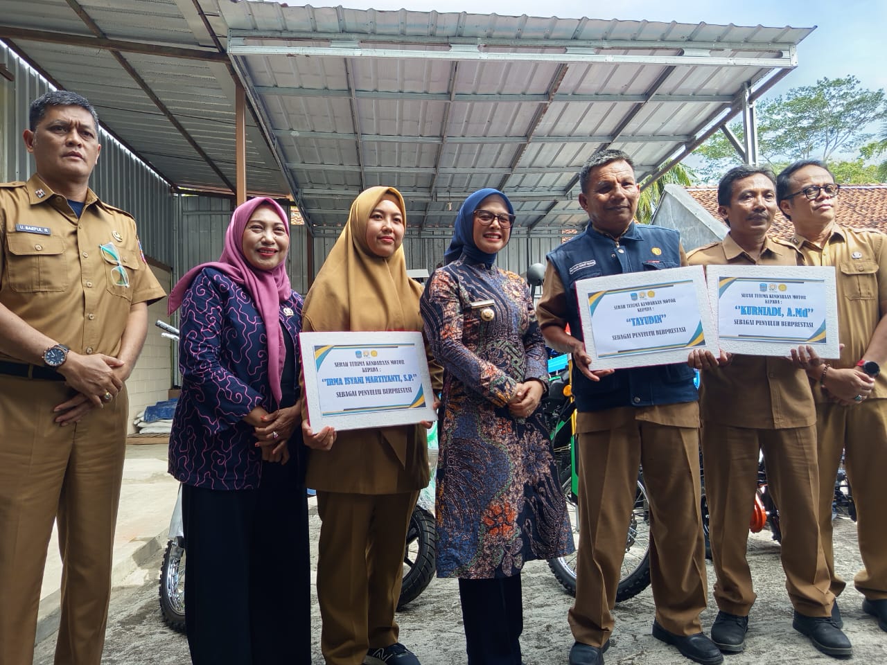 Bupati Pangandaran Serahkan Bantuan Berupa ALSINTAN Kepada Kelompok Tani Dan Kendaraan Operasional R2 Untuk 3 Penyuluh Berprestasi