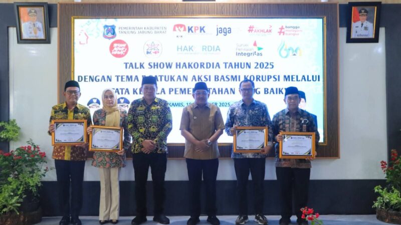 Dorong Tata Kelola Pemerintahan Berintegritas, Bupati Tanjab Barat Beri Penghargaan Kinerja Antikorupsi