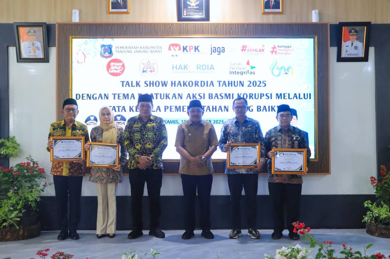 Dorong Tata Kelola Pemerintahan Berintegritas, Bupati Tanjab Barat Beri Penghargaan Kinerja Antikorupsi