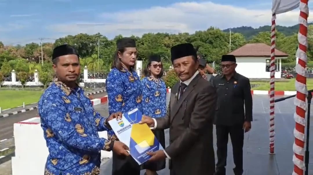Bupati SBB Serahkan SK PPPK 2025