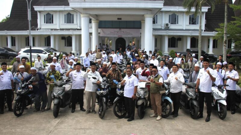Bupati Tanjung Jabung Barat Serahkan 59 Motor Dinas bagi Da’i Desa dan Kelurahan