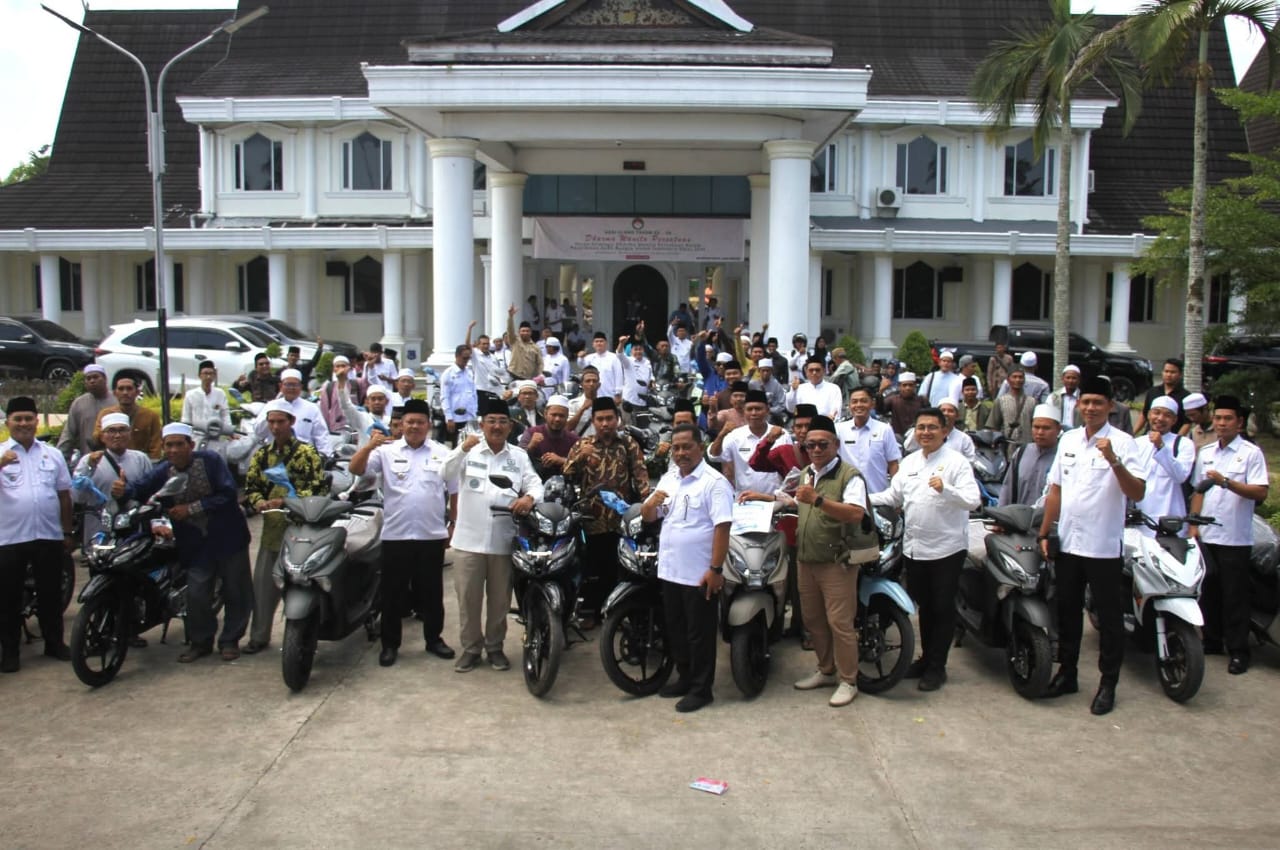 Bupati Tanjung Jabung Barat Serahkan 59 Motor Dinas bagi Da’i Desa dan Kelurahan