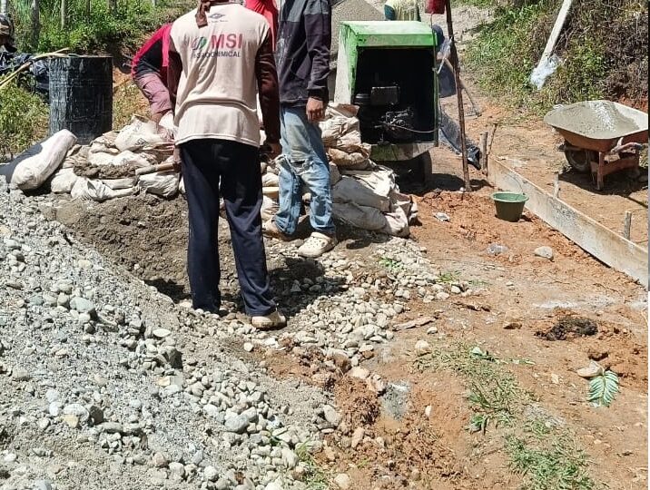 Pembangunan Jalan Rabat Beton Desa Pinang Jawa II ( Dua)Berjalan Dengan Lancar.