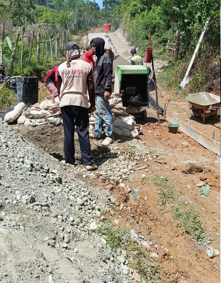 Pembangunan Jalan Rabat Beton Desa Pinang Jawa II ( Dua)Berjalan Dengan Lancar.