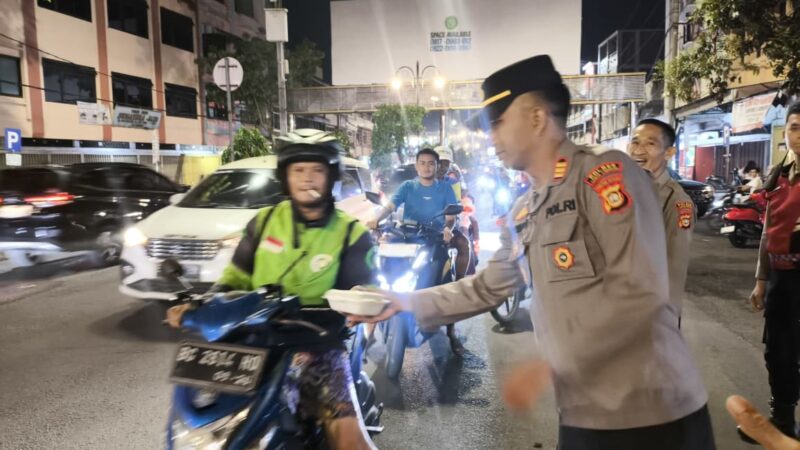 Malam Pergantian Tahun, Polres Lubuklinggau Bagikan Nasi Kotak Kepada Masyarakat 