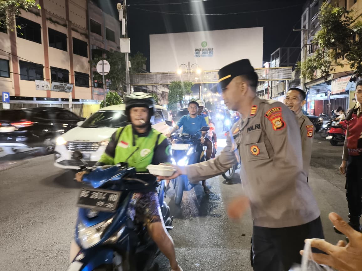 Malam Pergantian Tahun, Polres Lubuklinggau Bagikan Nasi Kotak Kepada Masyarakat 