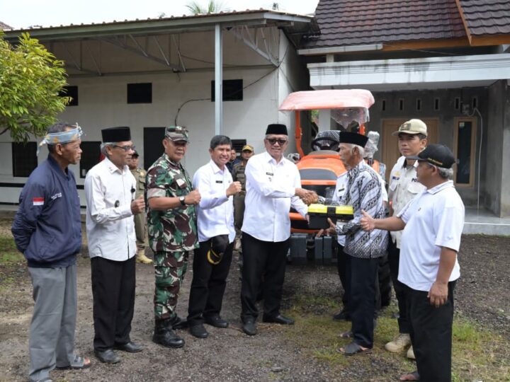 Walikota Banjar Serahkan Traktor Roda Empat Untuk Dukungan Ketahanan Pangan Ke Kelompok Tani Sekar Mukti Desa Balokang