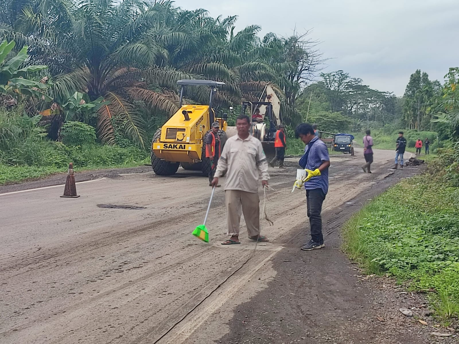 Polres Musi Rawas Bersama Pemda Lakukan Peninjauan Kegiatan Perbaikan Jalan Lintas Nasional Tepatnya di Kecamatan Muara Beliti-Muara Lakitan