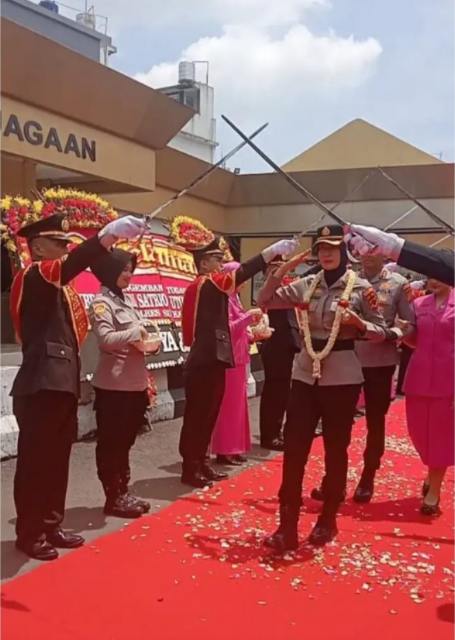 Pisah Sambut Kapolres Sukabumi Kota diwarnai Upacara Pedang Pora