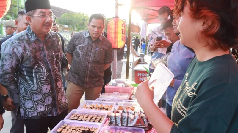 Dorong UMKM Naik Kelas, Bupati Anwar Sadat Hadiri Gerakan Ekonomi Kerakyatan Pasar Malam di Kuala Tungkal