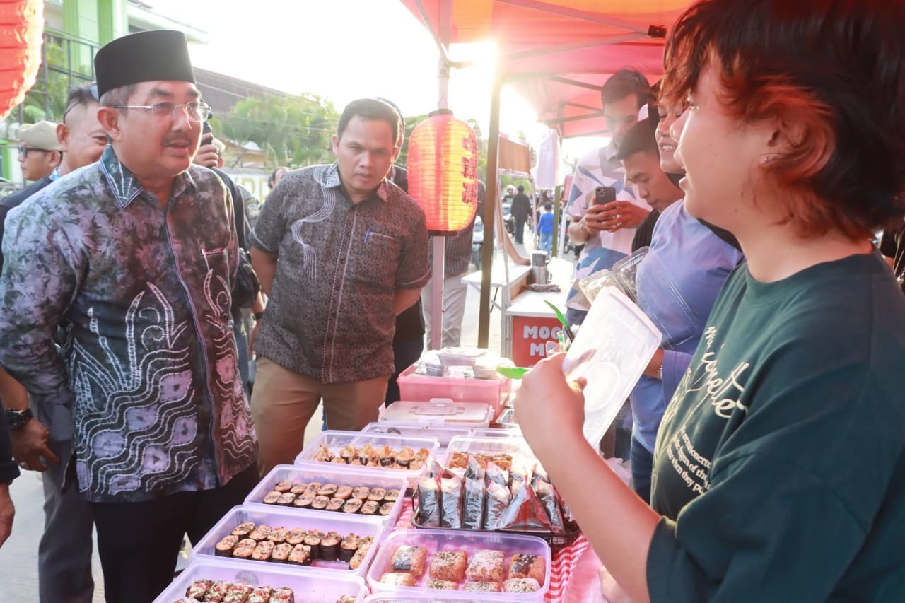 Dorong UMKM Naik Kelas, Bupati Anwar Sadat Hadiri Gerakan Ekonomi Kerakyatan Pasar Malam di Kuala Tungkal