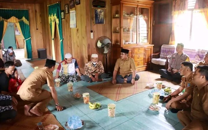 Bupati Anwar Sadat Tinjau Lokasi dan Salurkan Bantuan Korban Kebakaran di Desa Jati Mas