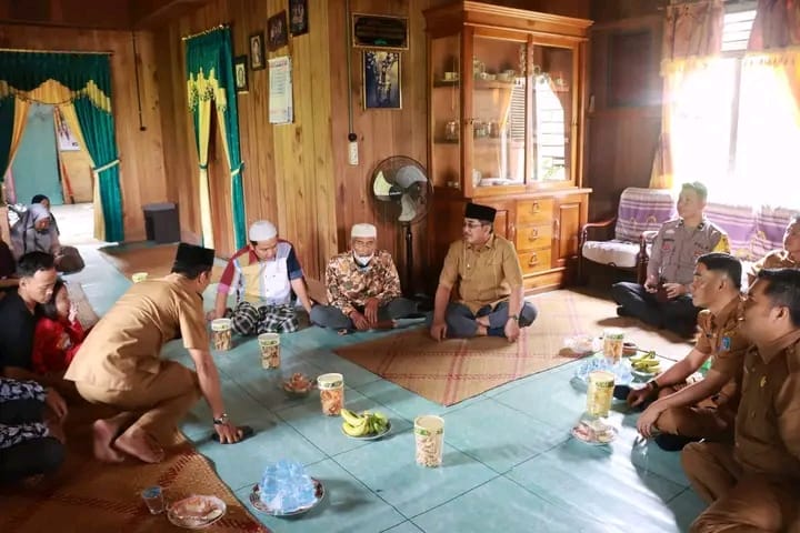 Bupati Anwar Sadat Tinjau Lokasi dan Salurkan Bantuan Korban Kebakaran di Desa Jati Mas