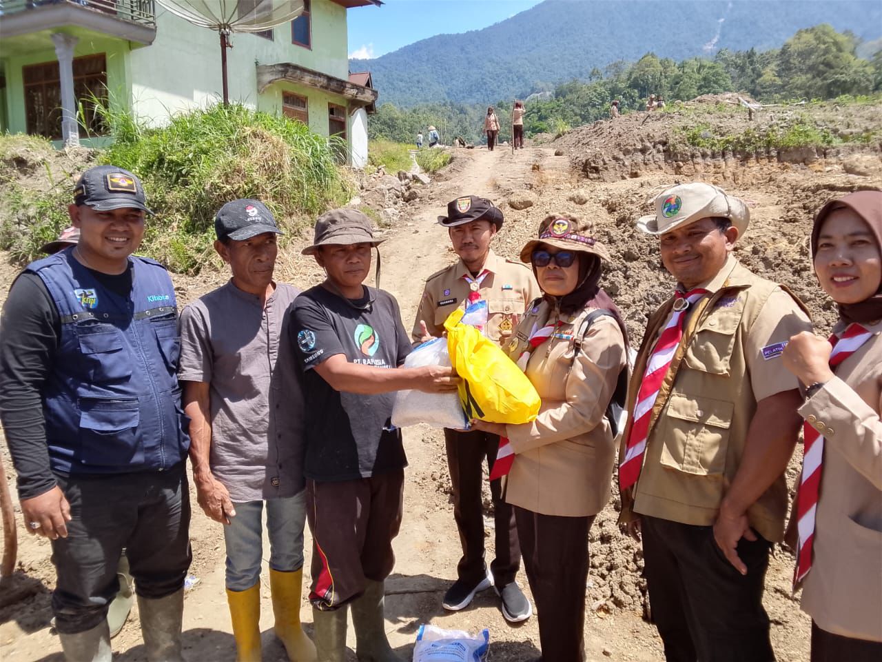 Relawan Pramuka OKI Turun ke Agam, Bantu 250 Keluarga Terdampak Banjir dan Longsor