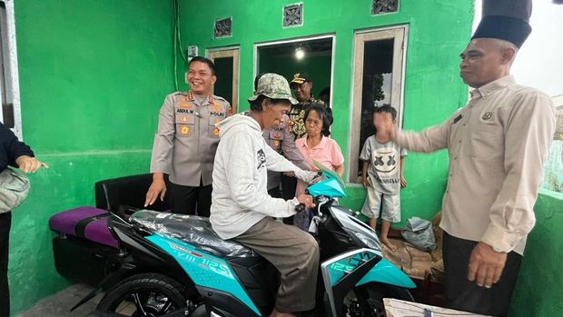 Kapolres Metro Depok Beri Bantuan Motor dan Modal Usaha ke Penjual Es Kue yang Viral