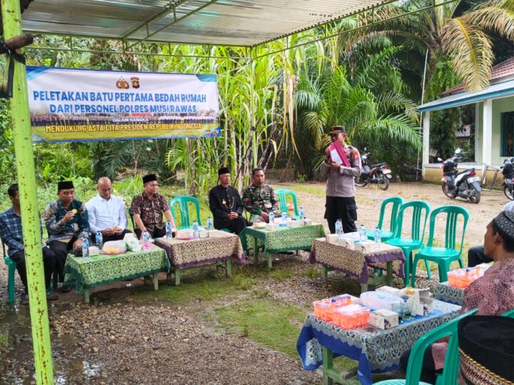 Sukseskan Bedah Rumah “Bedulur”, Polsek STL Ulu Terawas, Polres Musi Rawas Gelar Peletakan Batu Pertama Warga Desa Babat