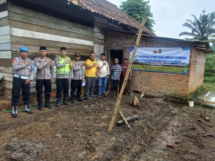 Bentuk Perhatian Terhadap Warga, Polsek Tugumulyo Polres Musi Rawas Terapkan Program Bedah Rumah “Bedulur” di Desa Mataram