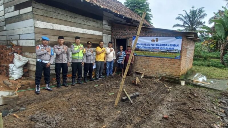 Bentuk Perhatian Terhadap Warga, Polsek Tugumulyo Polres Musi Rawas Terapkan Program Bedah Rumah “Bedulur” di Desa Mataram