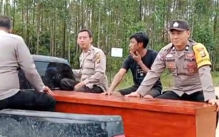 Polsek BTS Ulu Polres Musi Rawas Terapkan “Polri Untuk Masyarakat”, Bantu Warga Evakuasi Jenazah Terhambat Luapan Air