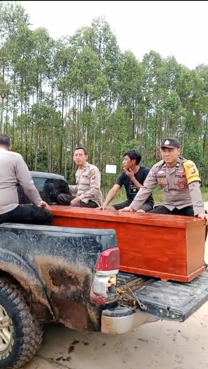 Polsek BTS Ulu Polres Musi Rawas Terapkan “Polri Untuk Masyarakat”, Bantu Warga Evakuasi Jenazah Terhambat Luapan Air