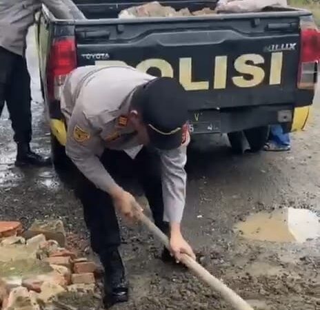 Kembali, Polsek BTS Ulu Polres Musi Rawas Berikan Pelayanan kepada Masyarakat, Timbun Jalan Berlubang