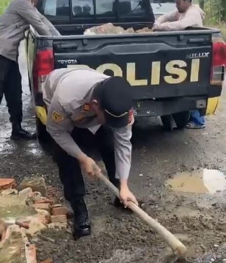 Kembali, Polsek BTS Ulu Polres Musi Rawas Berikan Pelayanan kepada Masyarakat, Timbun Jalan Berlubang