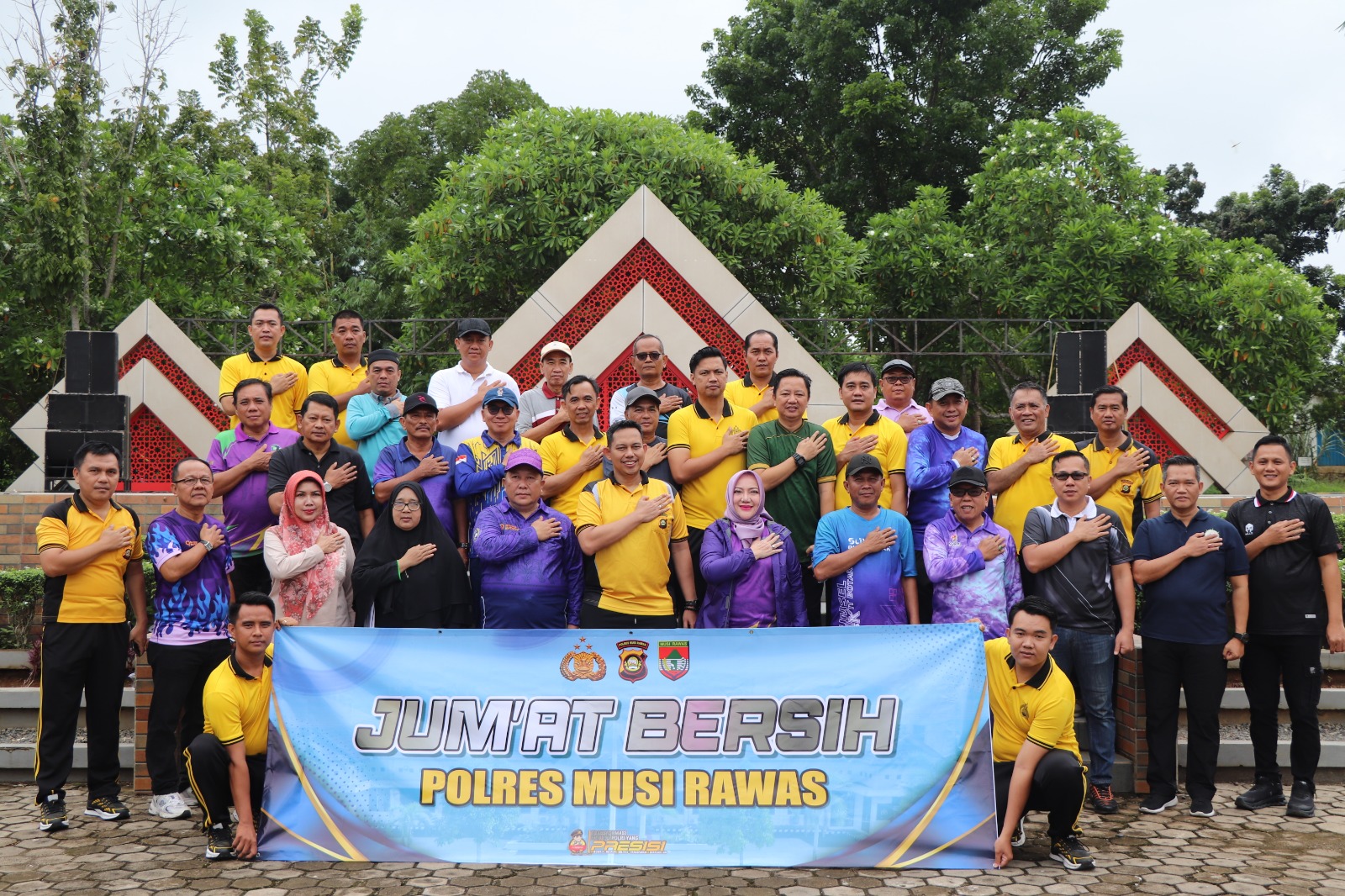 Sukseskan Perintah Presiden RI Bersih-Bersih Nasional, Polres Musi Rawas Bersama Pemda Kurve Taman Beregam dan Masjid Agung Darussalam