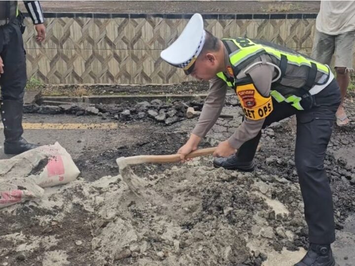 Operasi Keselamatan Musi 2026, Satlantas Polres Musi Rawas Lakukan Penambalan Jalan Berlubang di Jalan Lintas Km. 12 Kecamatan Muara Beliti