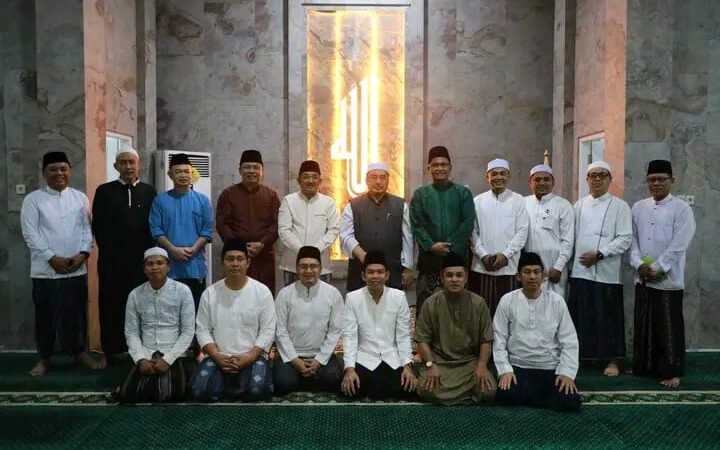 Bupati Anwar Sadat Laksanakan Tarawih Perdana Ramadhan 1447 H di Masjid Al Anwar Kuala Tungkal