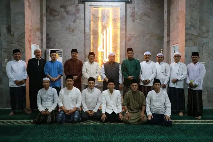 Bupati Anwar Sadat Laksanakan Tarawih Perdana Ramadhan 1447 H di Masjid Al Anwar Kuala Tungkal