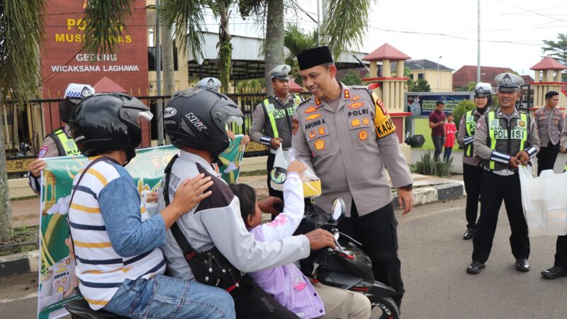Berbagi di Bulan Suci Ramadhan, Kapolres dan Wakapolres Musi Rawas Bagi Takjil Kepada Pengguna Jalan 