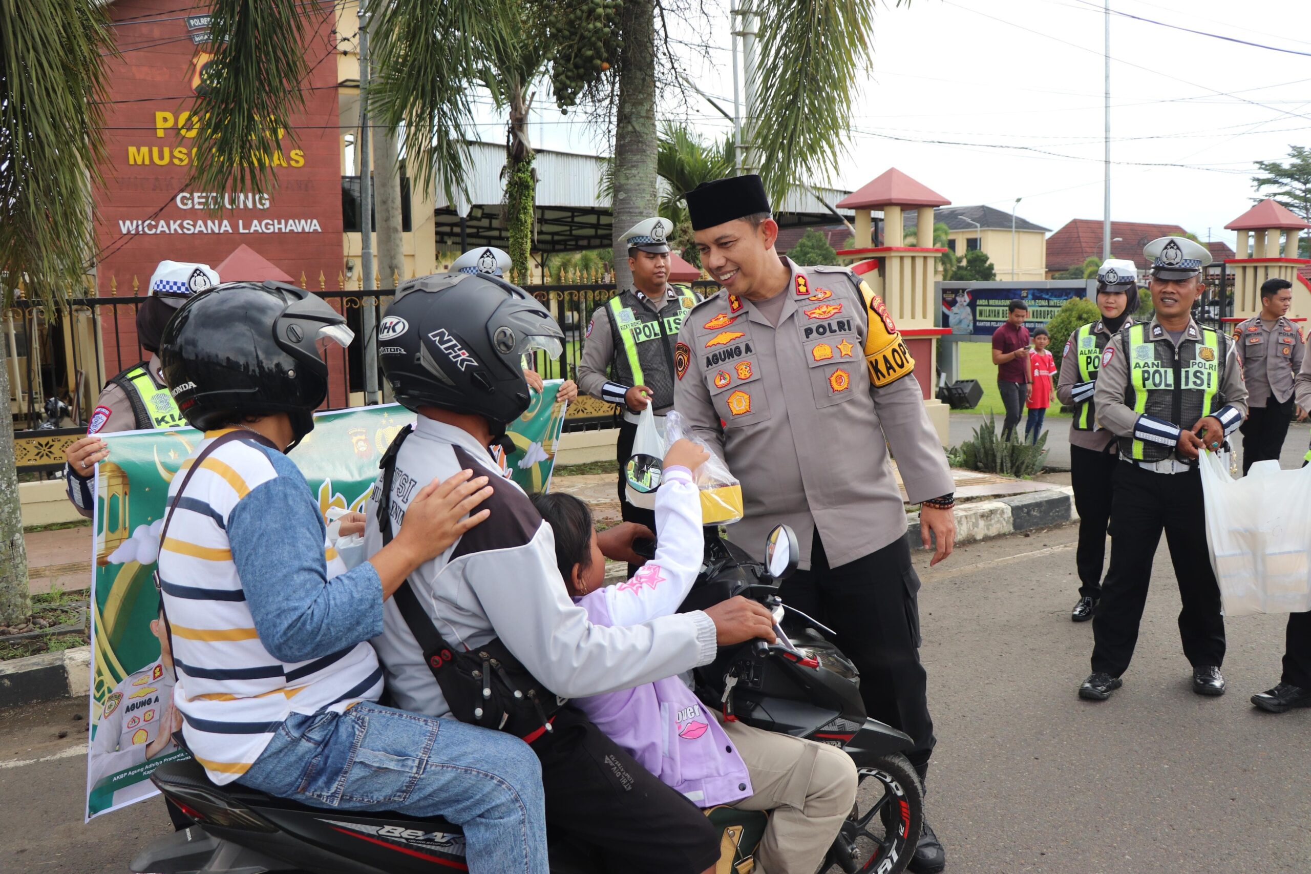 Berbagi di Bulan Suci Ramadhan, Kapolres dan Wakapolres Musi Rawas Bagi Takjil Kepada Pengguna Jalan 