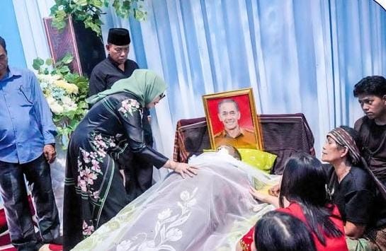 MELAYAT KE RUMAH DUKA BJ LUMBANGAOL, BUPATI LABUHANBATU: “BELIAU ADALAH ТОКОН PEJUANG YANG GIGIH”