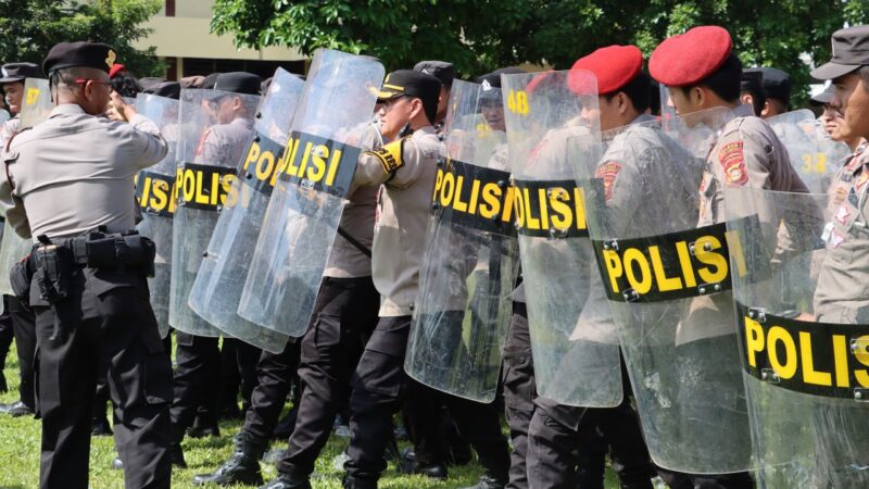Tingkatkan Kesiapsiagaan Personel Dalam Menghadapi Potensi Kerusuhan dan Menjaga Keamanan Markas, Polres Lubuk Linggau melaksanakan apel kesiapan simulasi Sispam Mako