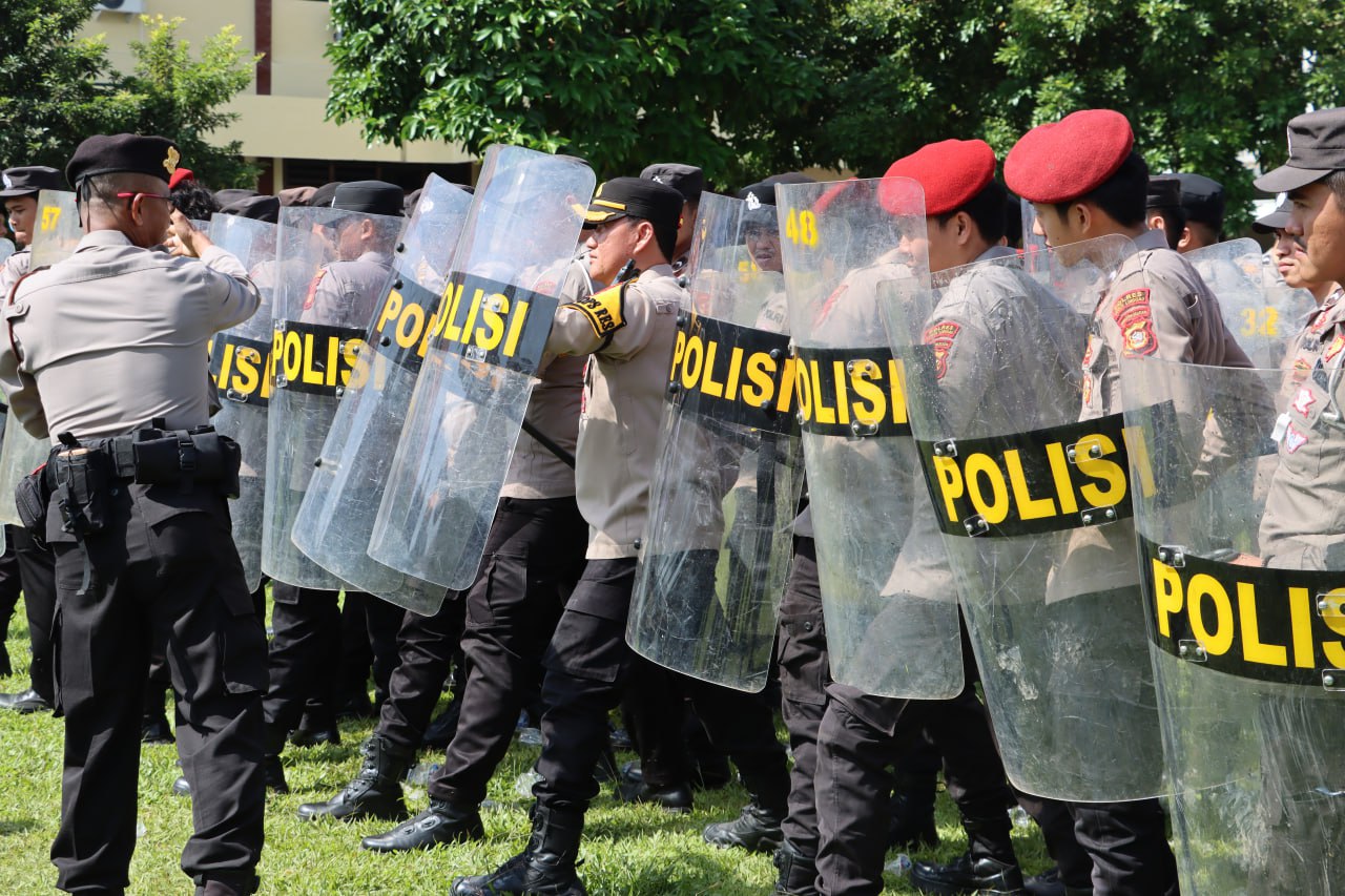 Tingkatkan Kesiapsiagaan Personel Dalam Menghadapi Potensi Kerusuhan dan Menjaga Keamanan Markas, Polres Lubuk Linggau melaksanakan apel kesiapan simulasi Sispam Mako 