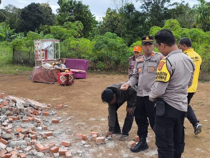 Angin Puting Beliung Terjang Rumah Warga Di Puncak Kemuning ,Sat Binmas Polres Lubuk Linggau Gerak Cepat Kepedulian Terhadap Sesama