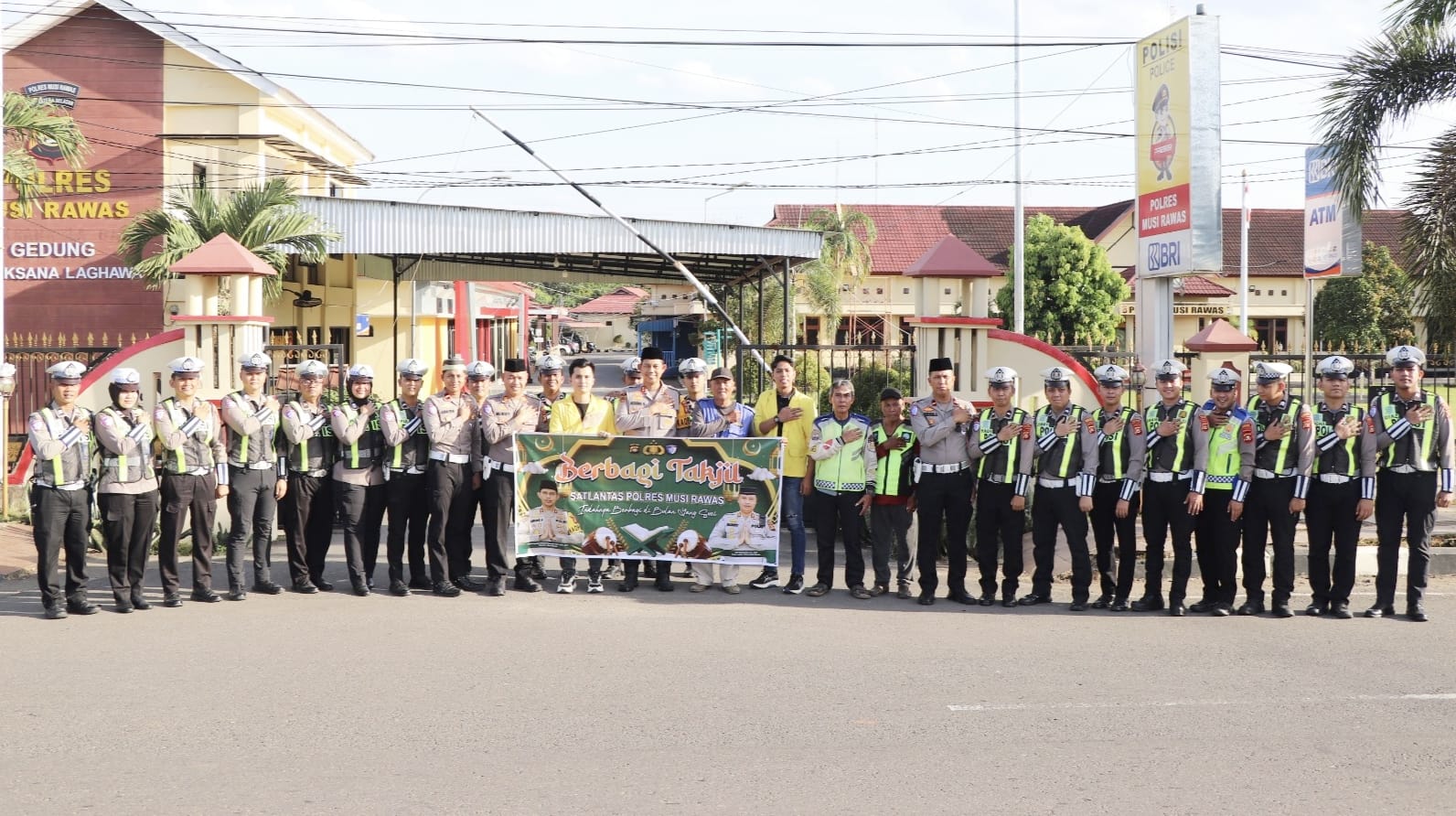 Anda bilang:  Dari Was-Was Dikira Razia Malah Berakhir Bahagia, Satlantas Polres Musi Rawas Bersama Komunitas Ojek Beliti dan Mahasiswa Bagi Takjil 